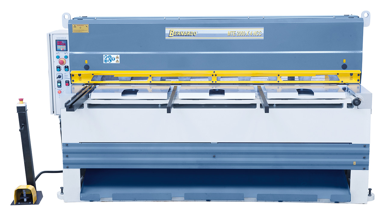 Motorische Tafelschere mit Blechauswurf nach vorne (max. 400 mm) und hinten MTE 3060 x 4 mm NCC *
