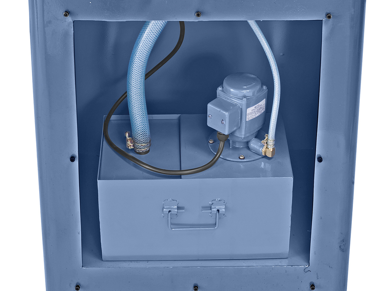 Leistungsstarke Kühlmitteleinrichtung, platzsparend im Untergestell integriert