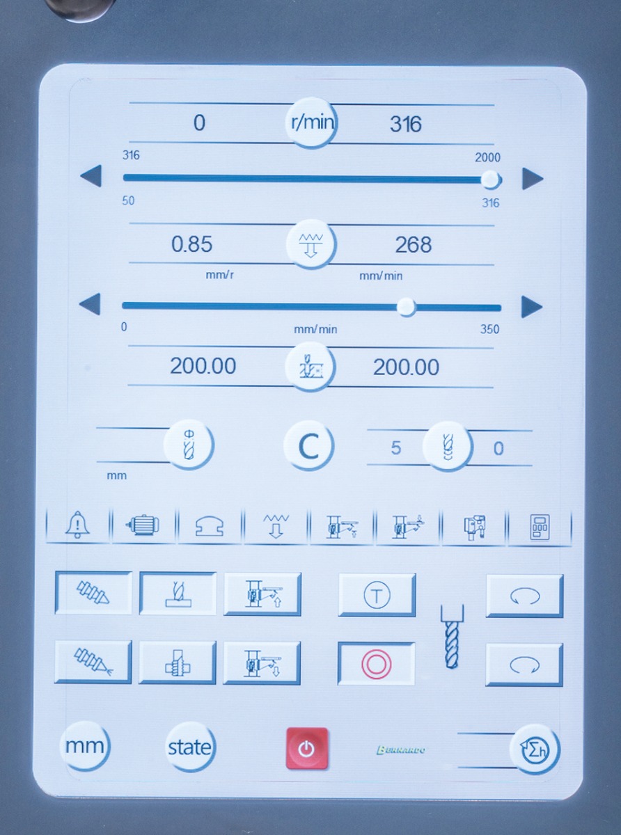 Großdimensionierter Touchscreen für sämtliche Einstellarbeiten wie z.B. Drehzahl, Bohren, Rechts- und Linkslauf, Höhenverstellung Bohrtisch, .....