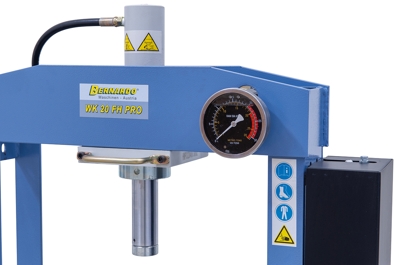 Das Ablesen der Druckkraft erfolgt schnell und einfach mittels Manometer