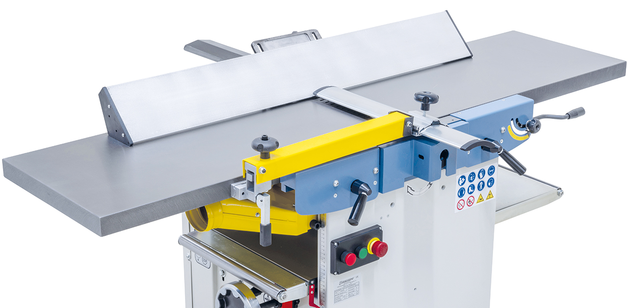 Durch die lange Auflagefläche erlaubt der aus Aluminium bestehende Abrichtanschlag eine Präzisionsbearbeitung von großen und schweren Werkstücken.