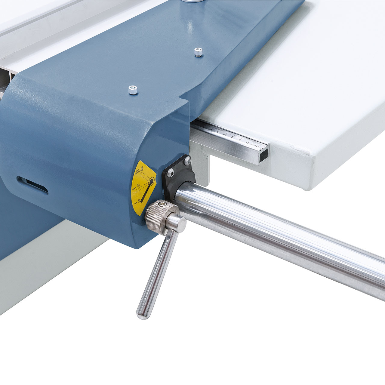 Der mit einer mikrometrischen Feineinstellung ausgerüstete Parallelanschlag kann für Schnittbreiten bis 1295 mm verwendet werden 