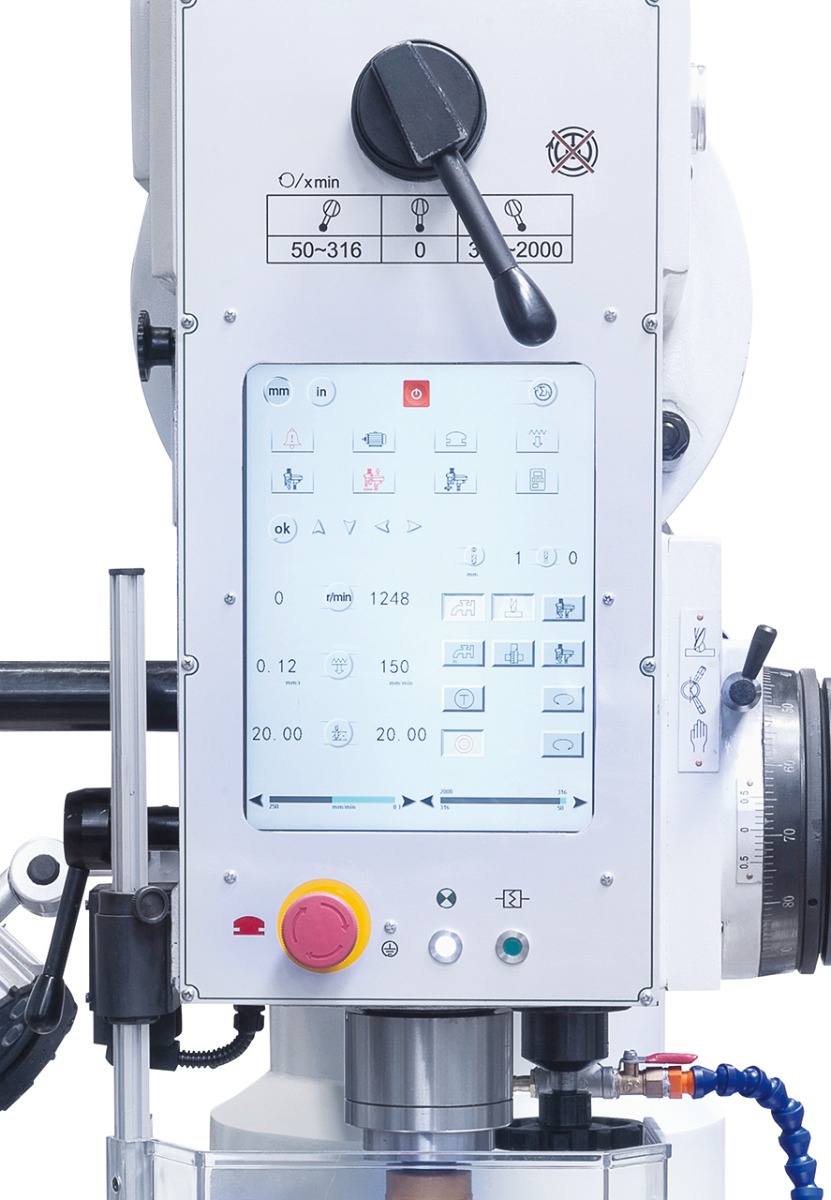 Großdimensionierter Touchscreen für sämtliche 
Einstellarbeiten wie z.B. Drehzahl, Bohren / 
Gewindeschneiden, Höhenverstellung Ausleger, .....