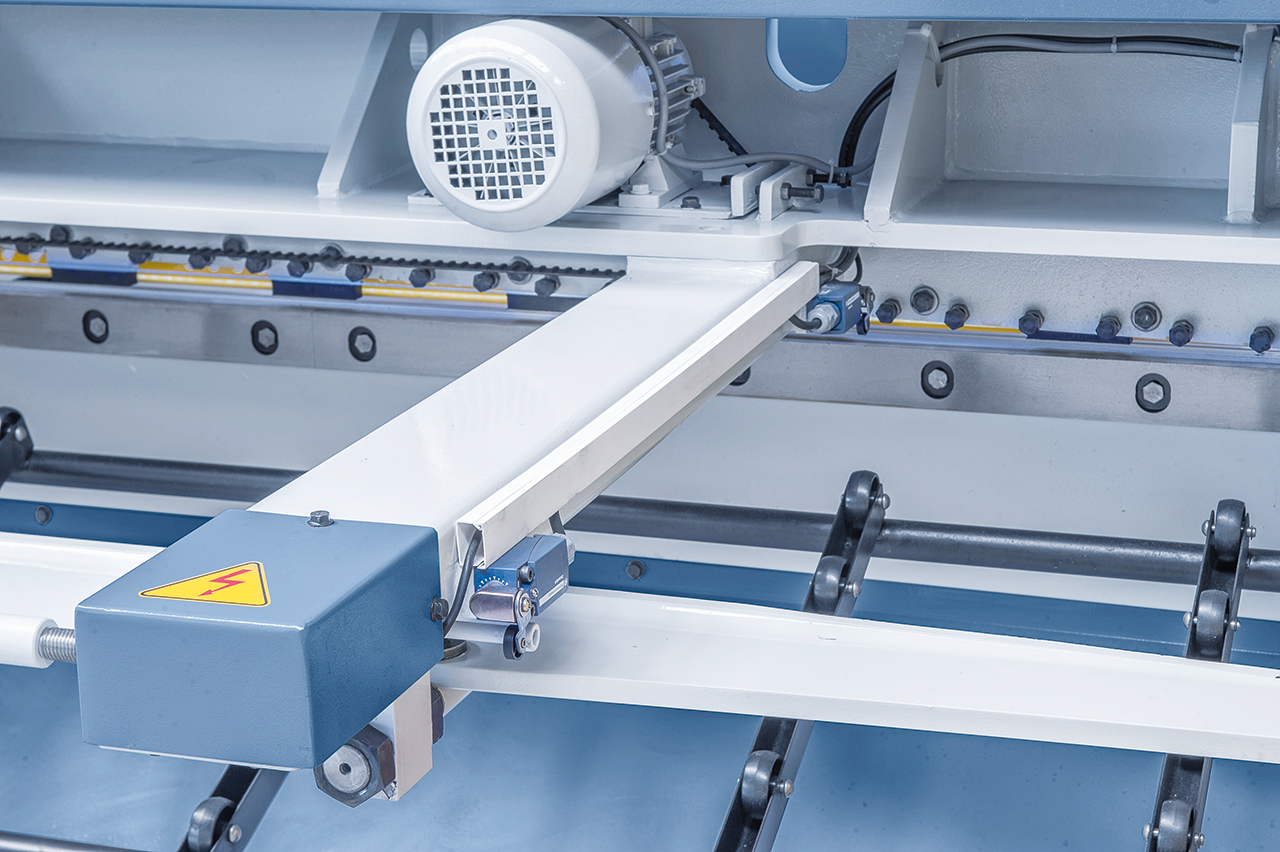 Motorische Tafelschere MTA 2060 x 3 mm NCC mit pneumat. Blechhochhaltevorrichtung *