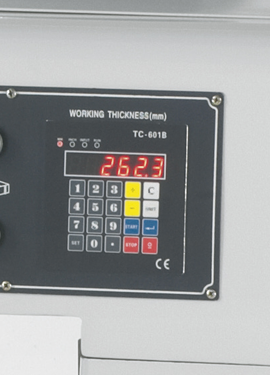 Serienmäßig mit elektronischer Dickentischpositionierung über Tastatur und Digitalanzeige