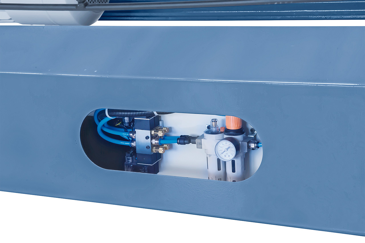Motorische Tafelschere mit Blechauswurf nach vorne und hinten MTR 1360 x 6 mm NCC mit pneumat. Blechhochhaltevorrichtung *