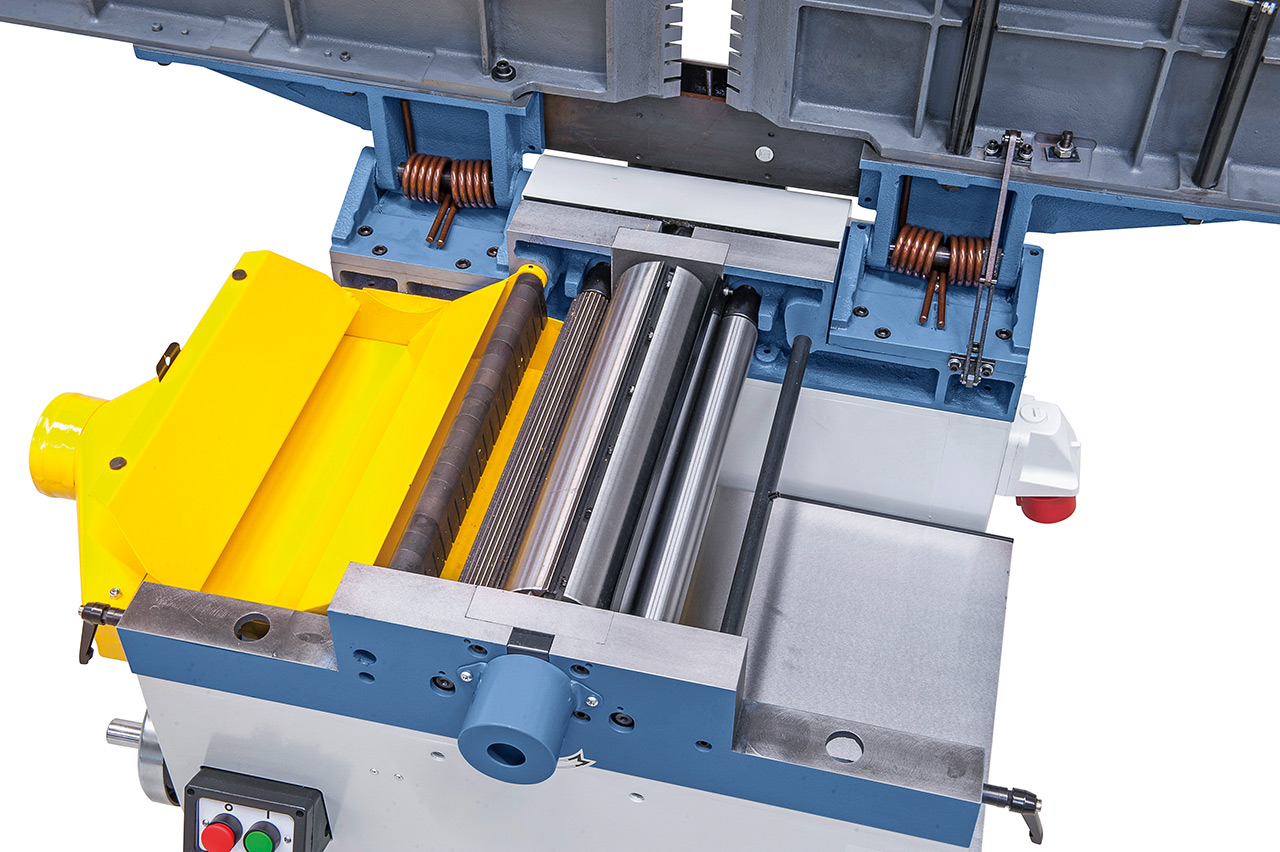 Das Hobelwerk besteht aus einer  dynamisch ausgewuchteten 4-Messerwelle, einer Ein- und Auszugswalze, sowie massiven Rückschlagsicherungen.