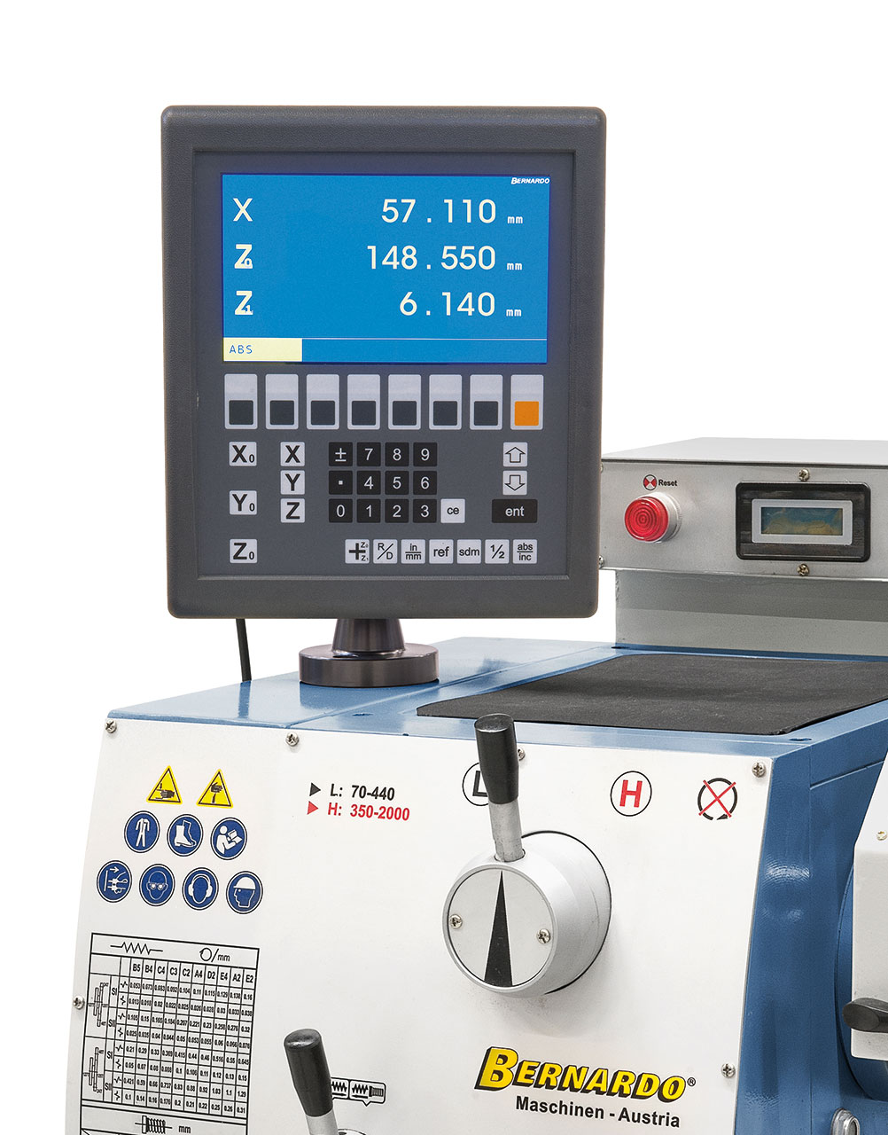 Serienmäßig mit 3-Achs-Digitalanzeige Bernardo ES-12 V mit LCD-Display.