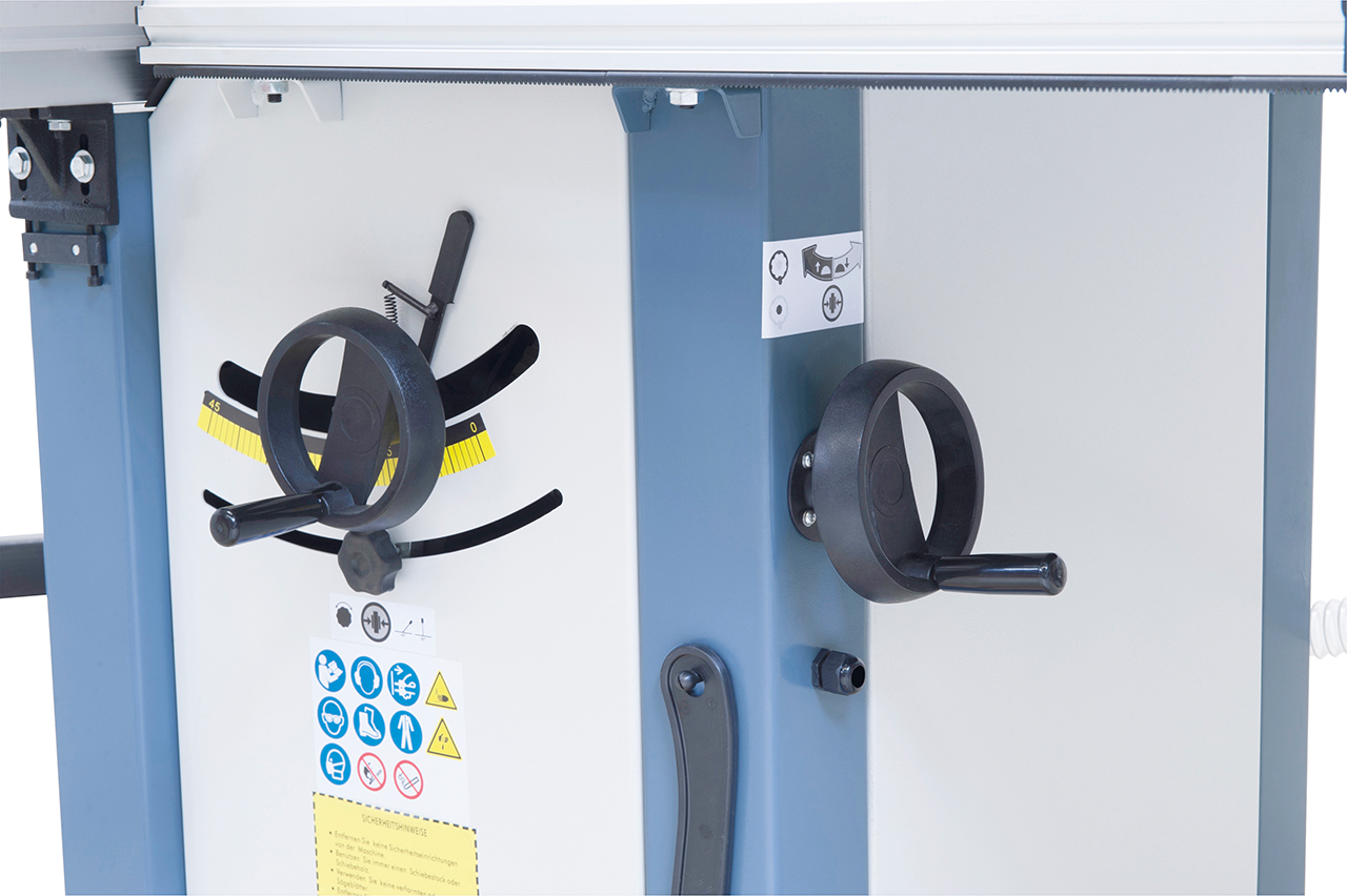 Die Verstellung des Sägeaggregates erfolgt durch ergonomisch angebrachte Handräder am Maschinenkörper.