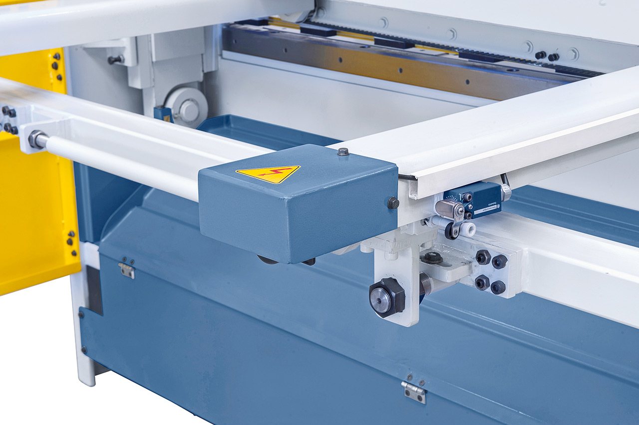 Motorische Tafelschere mit Blechauswurf nach vorne (max. 400 mm) und hinten MTE 3060 x 4 mm NCC *