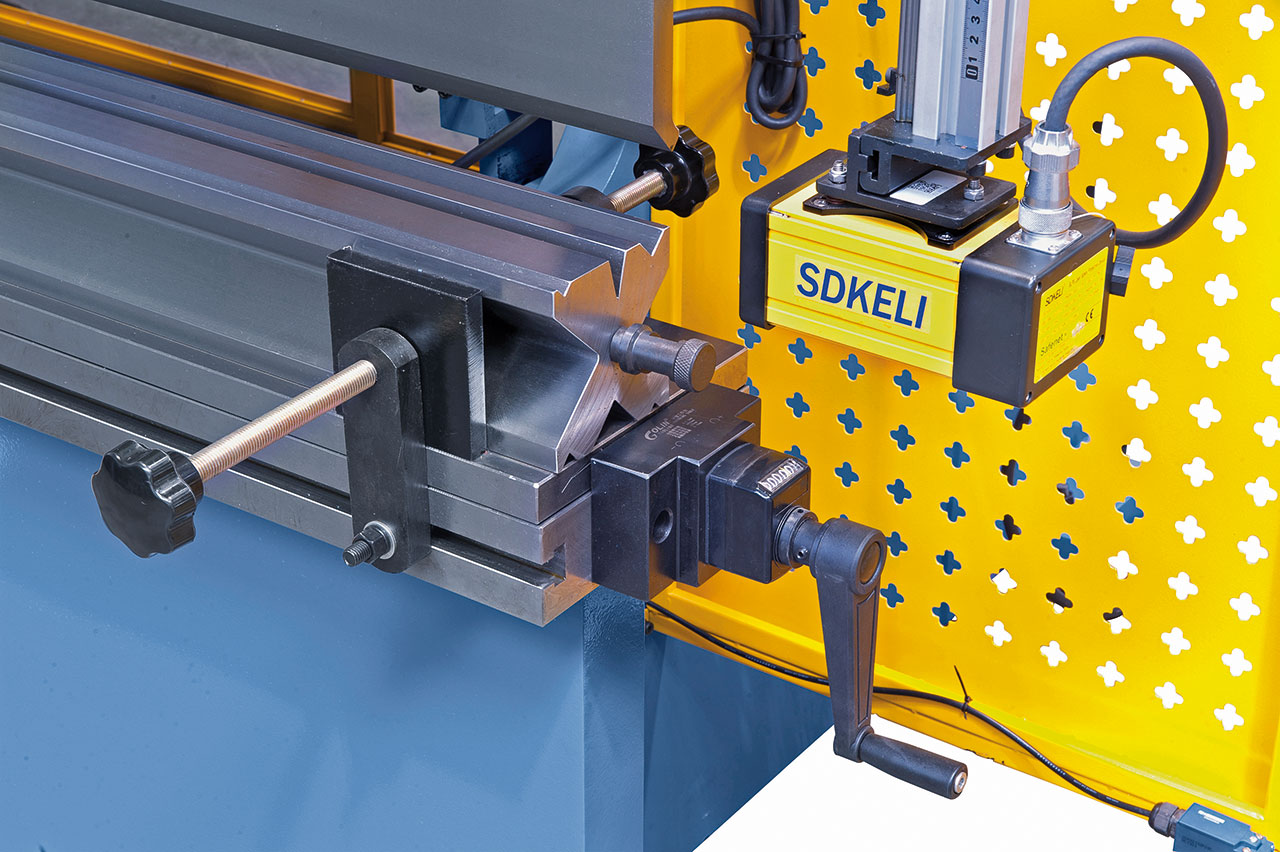 Hydraulische Abkantpresse AKPL 4000 x 125 mit manueller Bombiereinrichtung *