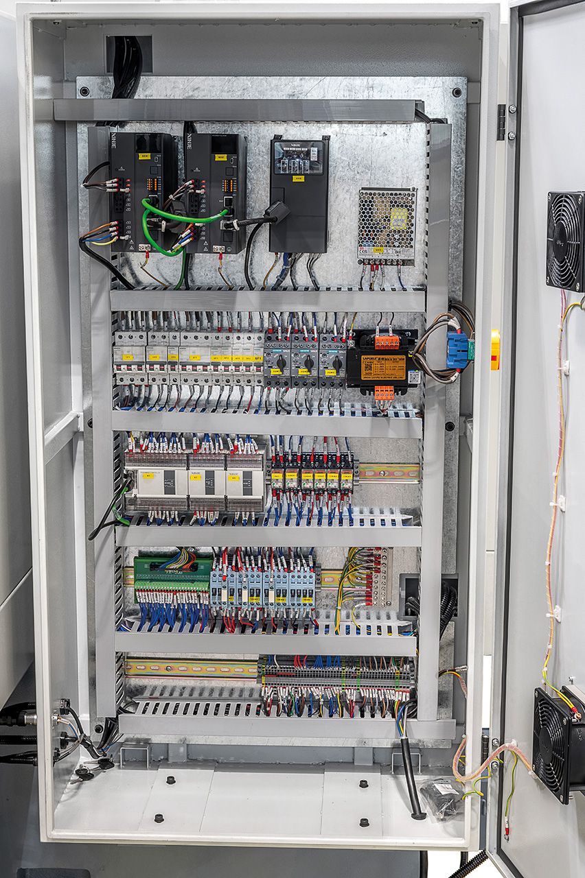 Universal-Schleifmaschine URS 32150 PLC **