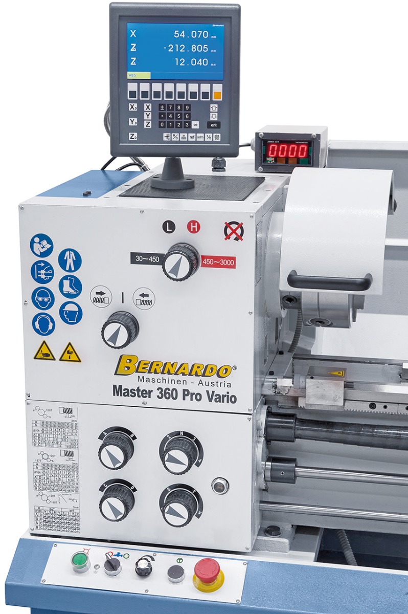 Serienmäßig mit 3-Achs-
Digitalanzeige Bernardo ES-12 V 
mit LCD-Display.