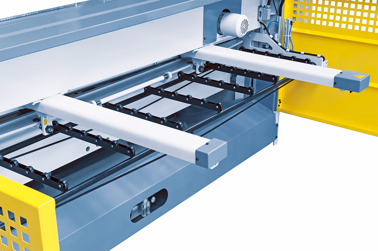 Motorische Tafelschere mit Blechauswurf nach vorne und hinten MTR 1360 x 6 mm NCC mit pneumat. Blechhochhaltevorrichtung *