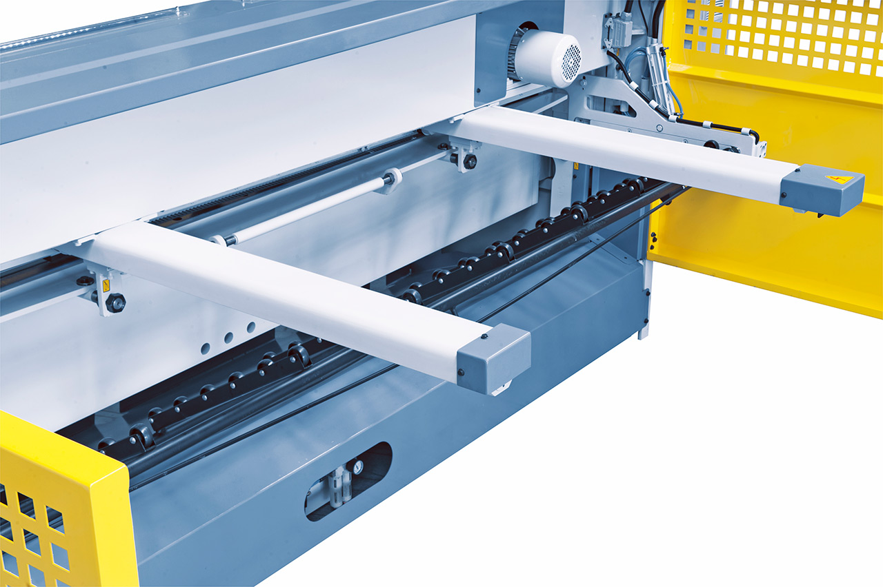 Motorische Tafelschere mit Blechauswurf nach vorne und hinten MTR 1360 x 6 mm NCC mit pneumat. Blechhochhaltevorrichtung *