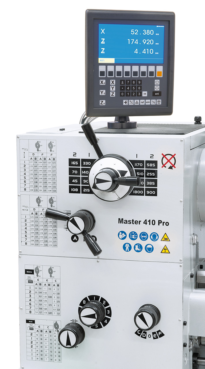 Serienmäßig mit 3-Achs-Digitalanzeige Bernardo ES-12 V mit LCD-Display.