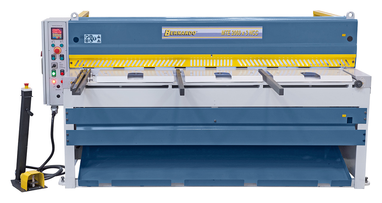 Motorische Tafelschere mit Blechauswurf nach vorne (max. 400 mm) und hinten MTE 3060 x 3 mm NCC *