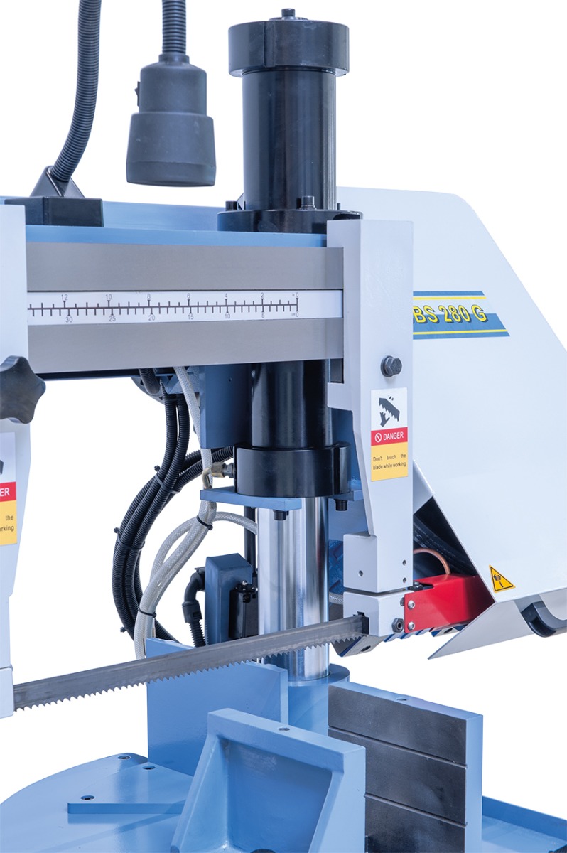 Stabiler Hydraulikzylinder zum feinfühligem Absenken des Sägebügels.