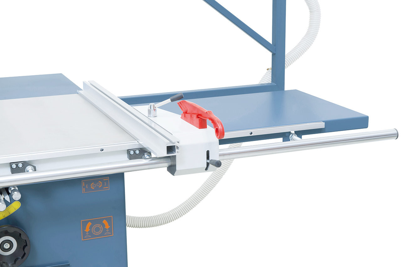 Der Parallelanschlag mit stabiler Rund-
stangenführung ist für Schnittbreiten bis 
1350 mm verwendbar.