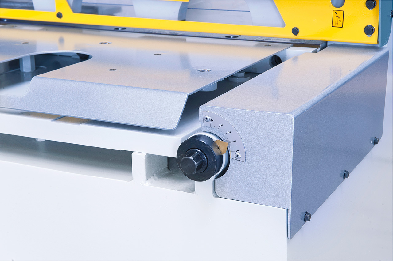 Motorische Tafelschere mit Blechauswurf nach vorne und hinten MTR 1100 x 6 mm NCC mit pneumat. Blechhochhaltevorrichtung *