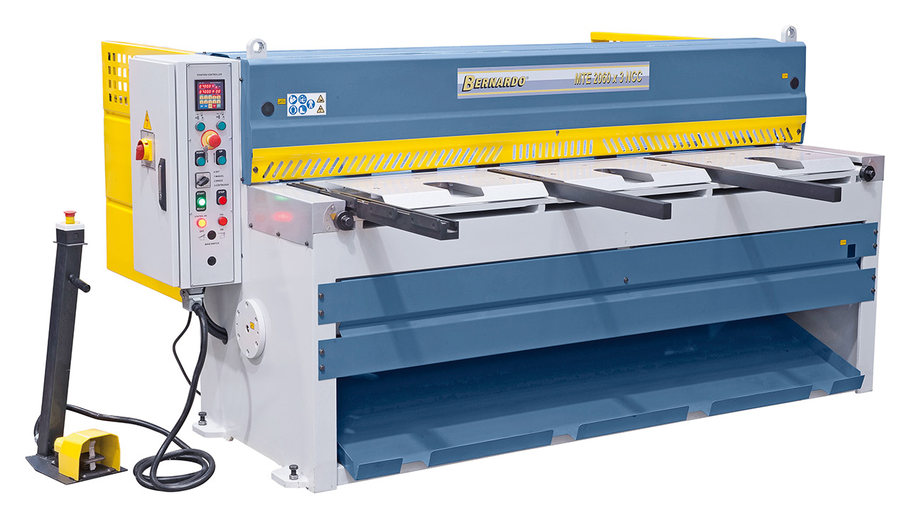 Motorische Tafelschere mit Blechauswurf nach vorne (max. 400 mm) und hinten MTE 3060 x 3 mm NCC *