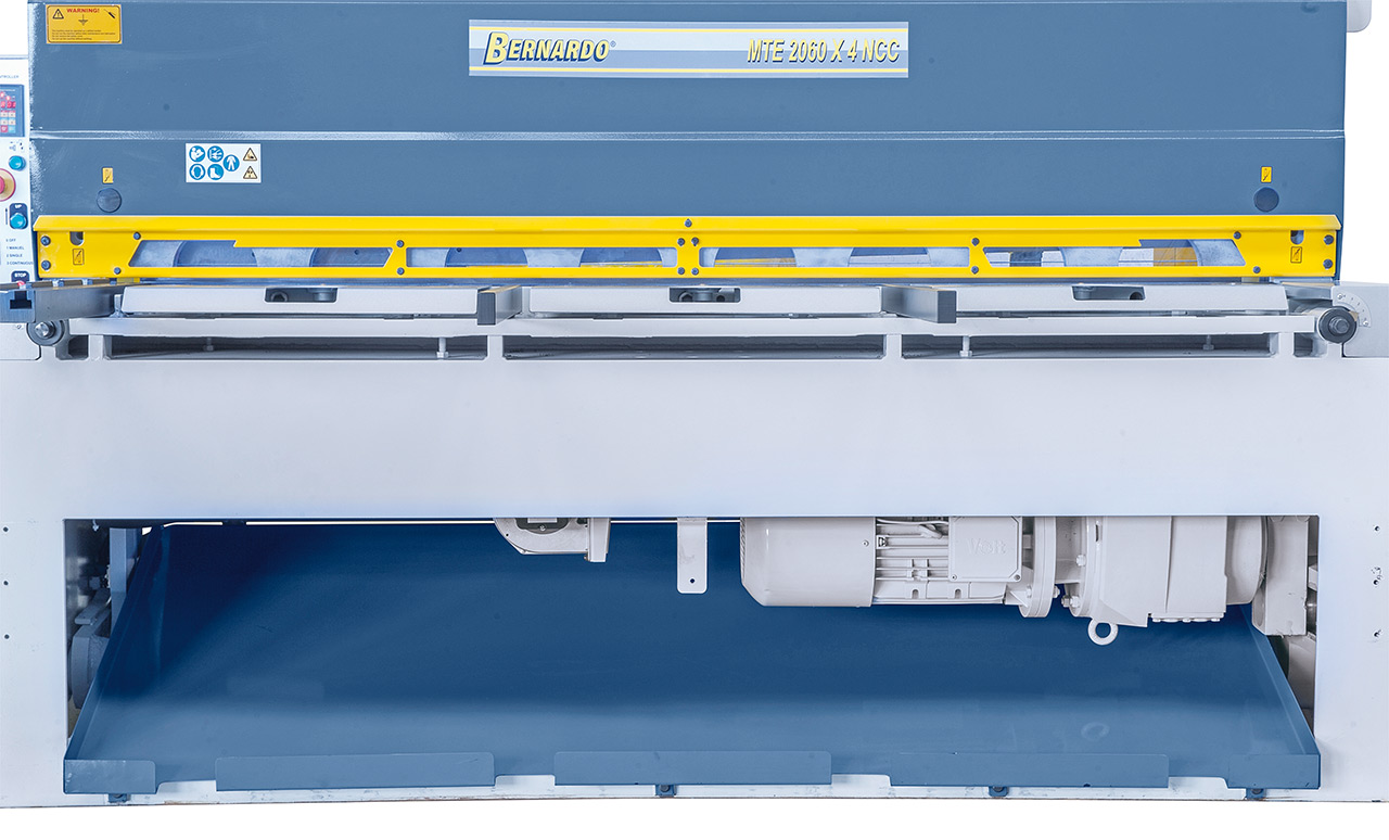 Motorische Tafelschere mit Blechauswurf nach vorne (max. 400 mm) und hinten MTE 3060 x 4 mm NCC *