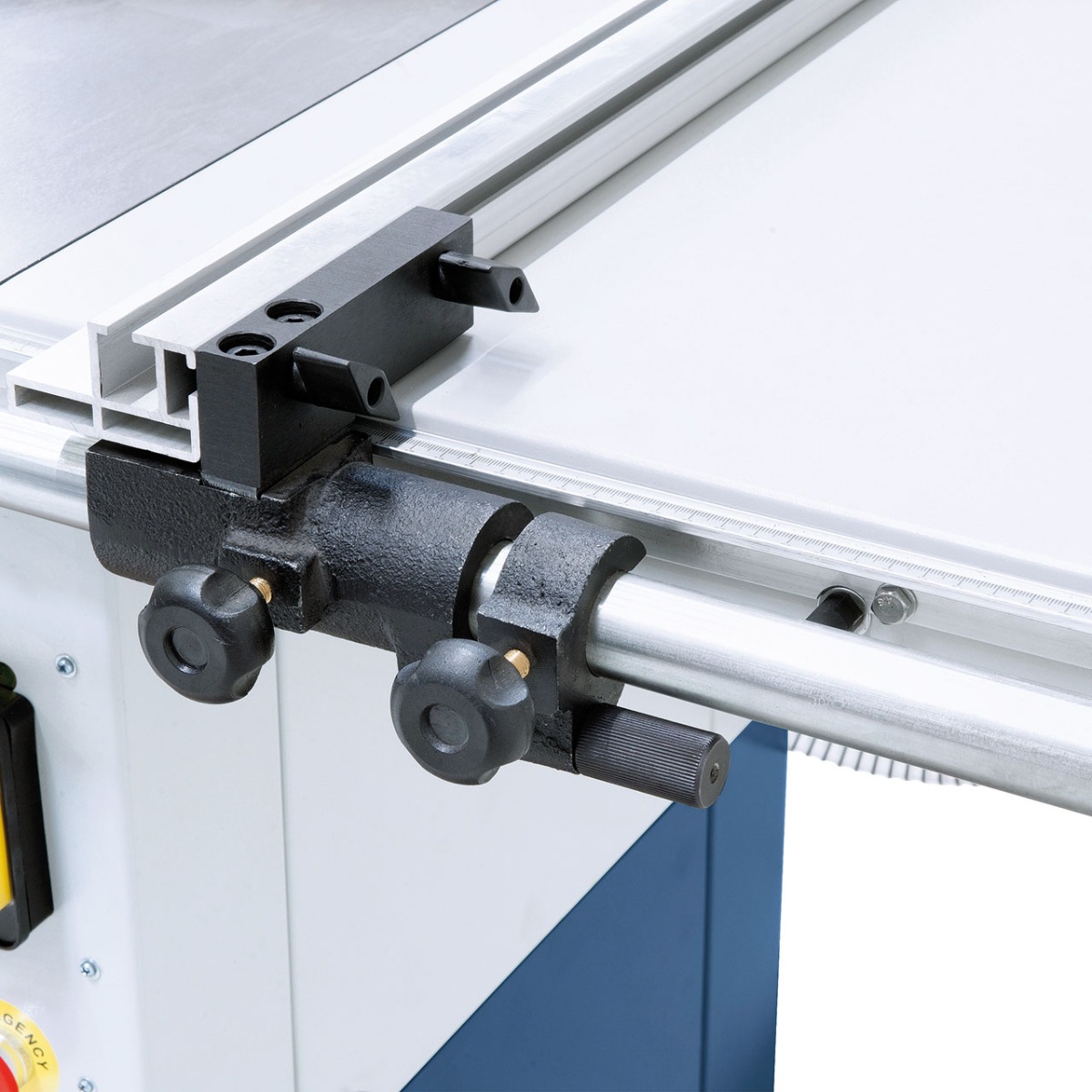 Der mit einer mikrometrischen Feineinstellung ausgerüstete Parallelanschlag kann für Schnittbreiten bis 670 mm verwendet werden.