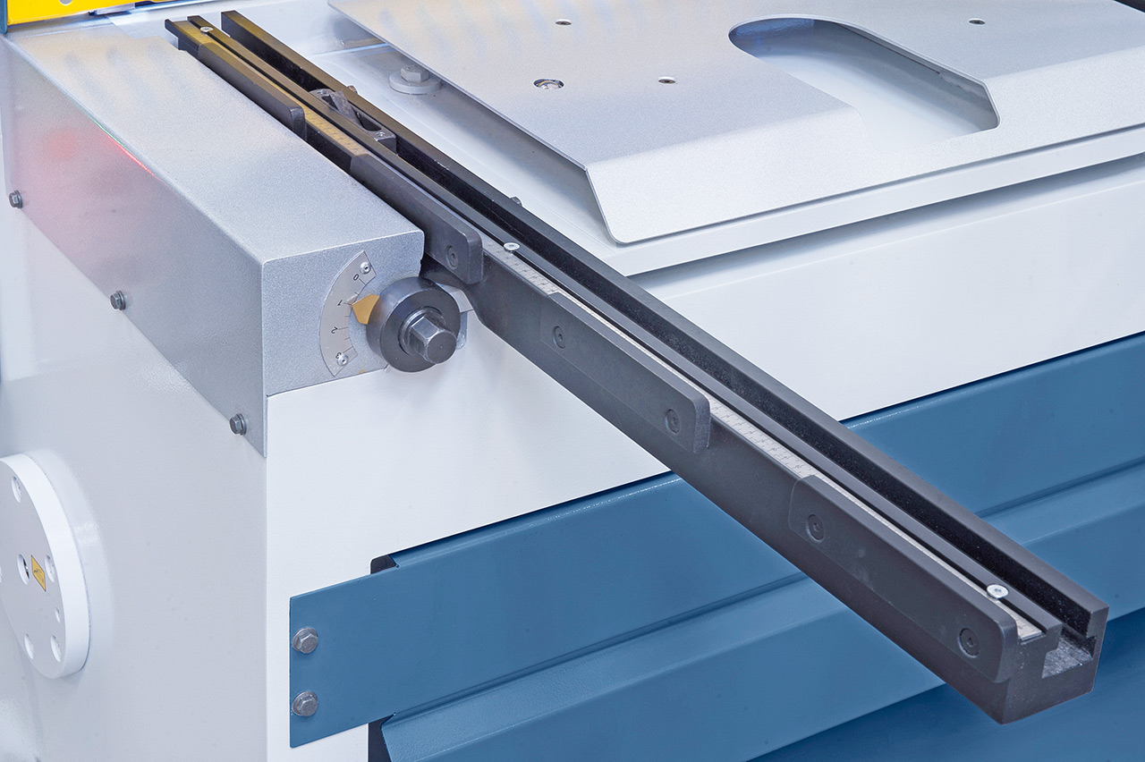 Motorische Tafelschere mit Blechauswurf nach vorne (max. 400 mm) und hinten MTE 3060 x 3 mm NCC *