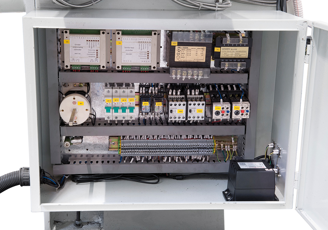 Hochwertige Elektrokomponenten sorgen für einen zuverlässigen Lauf der Maschine.