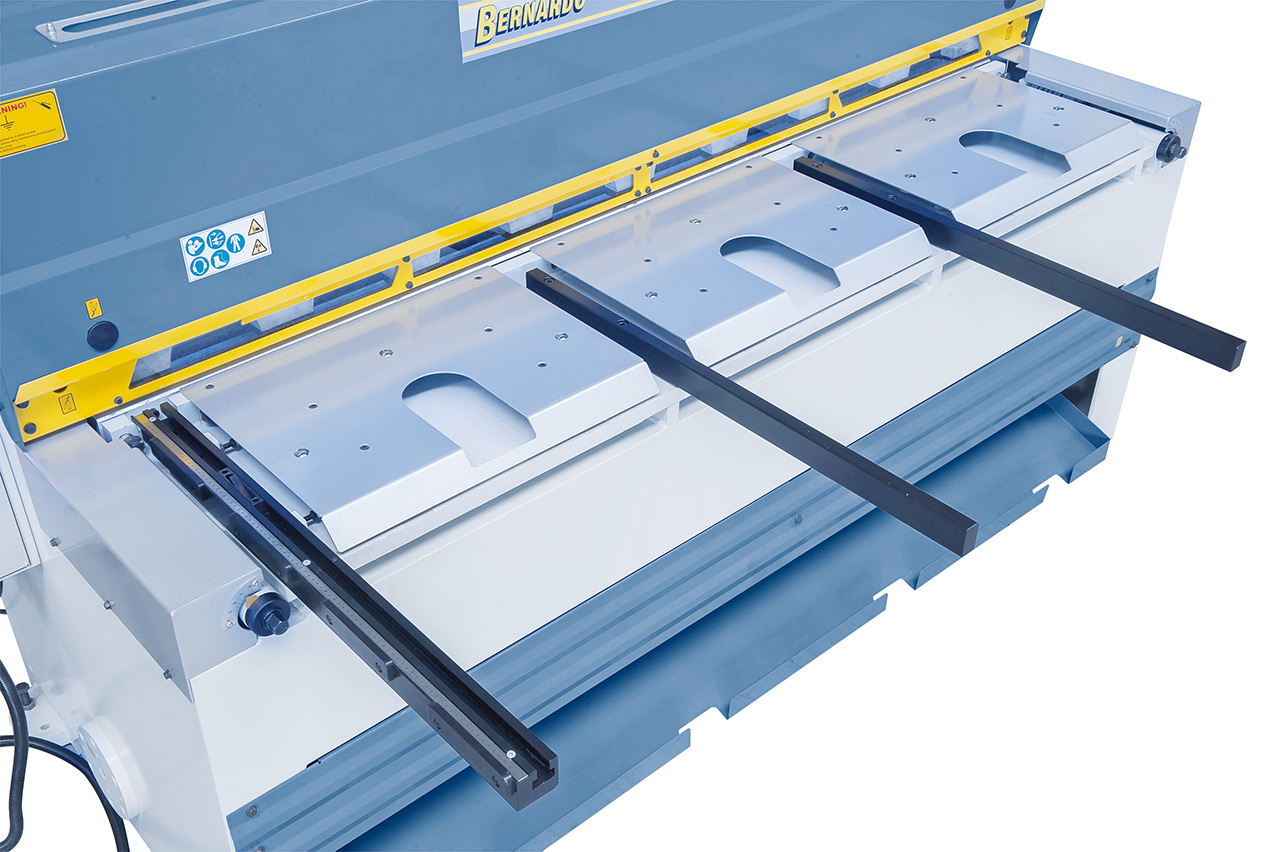 Motorische Tafelschere mit Blechauswurf nach vorne (max. 400 mm) und hinten MTE 3060 x 4 mm NCC *