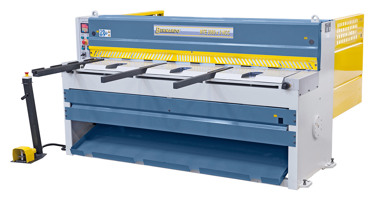 Motorische Tafelschere mit Blechauswurf nach vorne (max. 400 mm) und hinten MTE 3060 x 3 mm NCC *