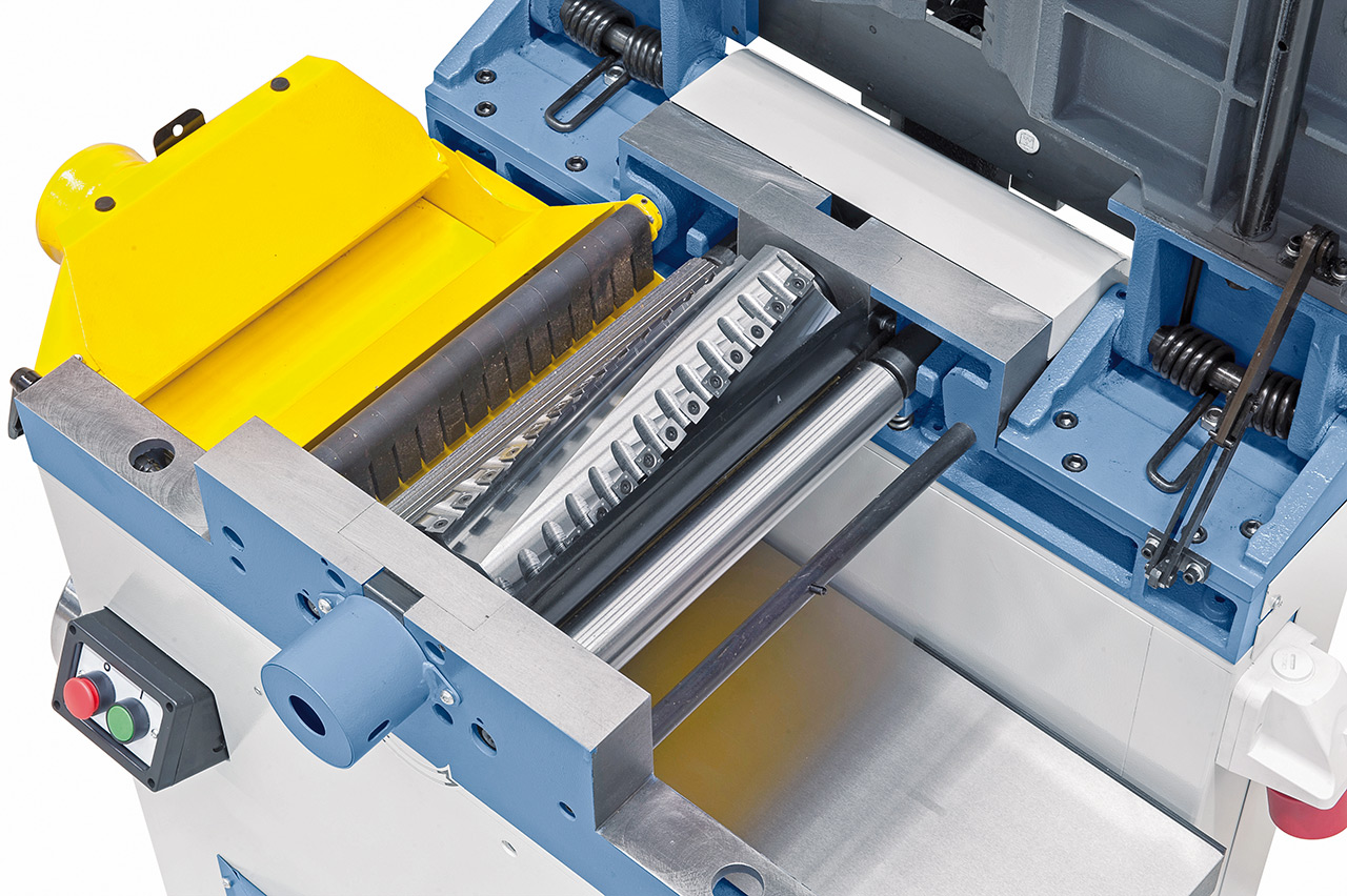 Das Hobelwerk besteht aus einer 
dynamisch ausgewuchteten Spiralhobel-Messerwelle, einer Ein- und Auszugswalze, sowie massiven Rückschlag-sicherungen.