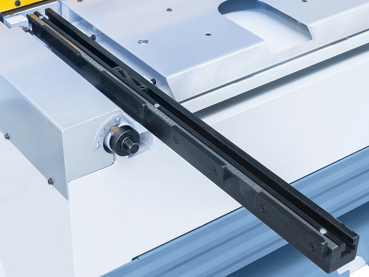 Motorische Tafelschere mit Blechauswurf nach vorne und hinten MTR 1360 x 6 mm NCC mit pneumat. Blechhochhaltevorrichtung *