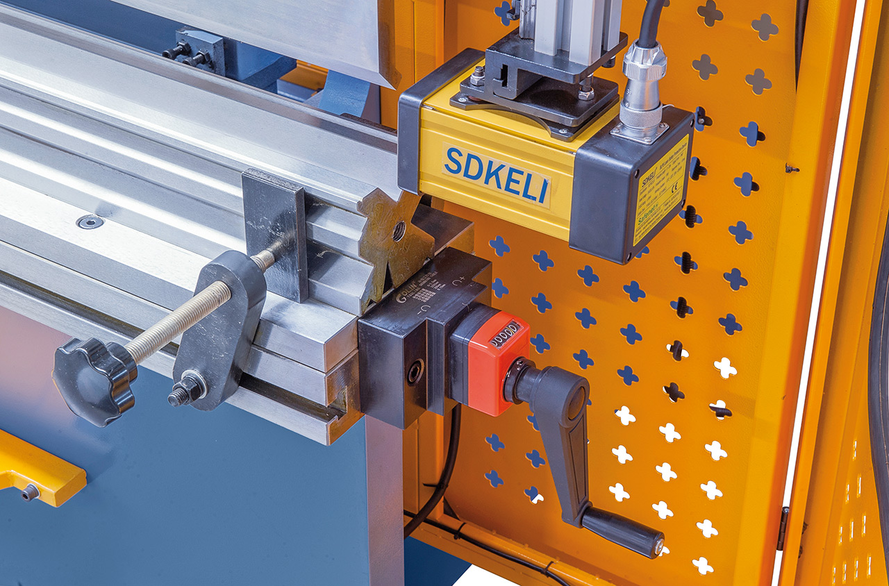 Hydraulische Abkantpresse AKPL 3200 x 200 mit manueller Bombiereinrichtung *