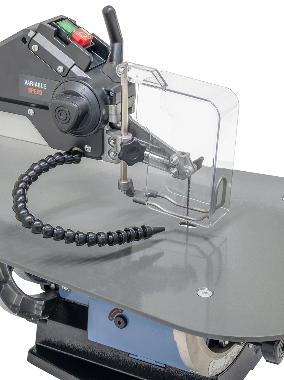 The standard blow-out device  removes the saw dust, thus  providing an optimal view of  the cutting line.