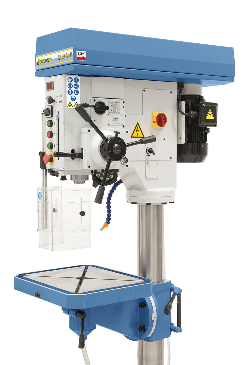 Der Spindelvorschub erfolgt wahlweise per Hand oder mittels mechanischem Vorschub (0,1 / 0,2 / 0,3 mm/U).