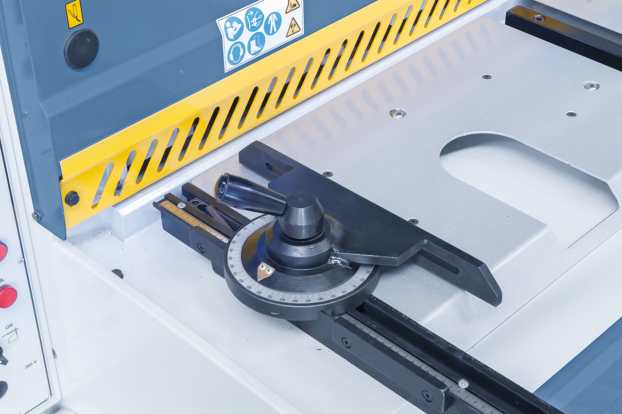 Motorische Tafelschere MTA 3060 x 3 mm NCC mit pneumat. Blechhochhaltevorrichtung *